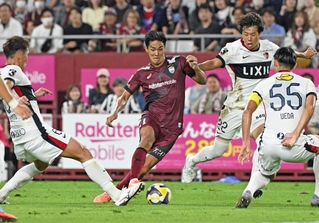 神戸-鹿島　前半、ドリブルで敵陣に攻め込む神戸の武藤（中央）＝撮影・風斗雅博