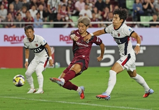 神戸-鹿島　前半、神戸・大迫（中央）がシュートを狙うも決められず＝ノエビアスタジアム神戸（撮影・丸山桃奈）