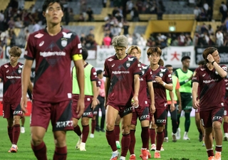 引き分けに終わり、スタンドにあいさつしながら厳しい表情を見せる大迫（中央）ら神戸イレブン（撮影・丸山桃奈）