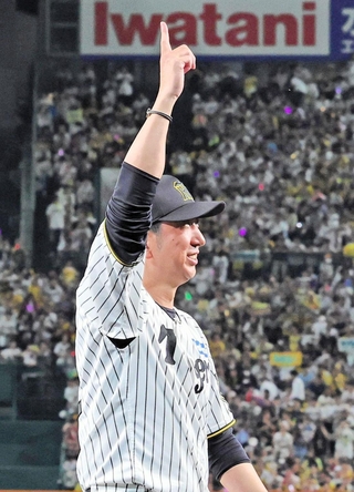 客席のファンに天を指す藤川球児監督＝甲子園（撮影・中西幸大）
