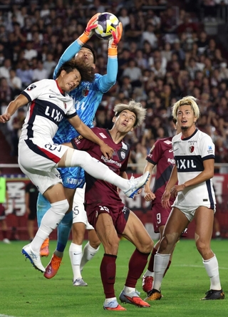 神戸-鹿島　後半、ゴール前でハイボールをキャッチする鹿島・早川