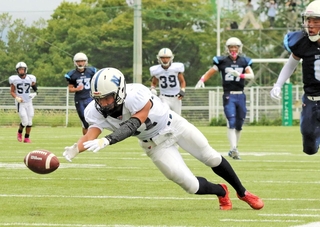 仁川－近大付　第２クオーター、仁川の高谷（中央）がパスキャッチを試みるが不成功となる