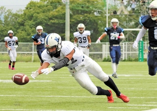 仁川－近大付　第２クオーター、仁川の高谷（中央）がパスキャッチを試みるが不成功となる