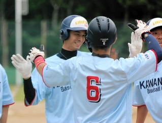 先制３ランを放ち、仲間の出迎えを受ける川西野球クラブの松田（左）＝白浜新開
