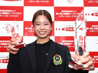 優勝トロフィーを手にするアマチュアの日比野邑香（撮影・中田匡峻）