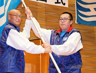 兵庫県選手団の旗手を務めるボウリングの今永亮（右）＝神戸市中央区、ラッセホール
