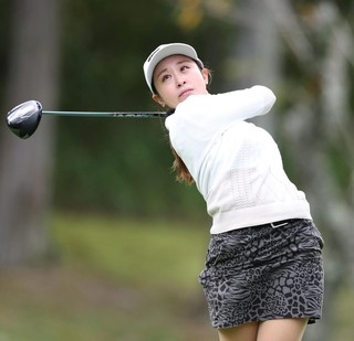 ２番、ティーショットを放つ井手絵愛里＝小野東洋ＧＣ（撮影・中田匡峻）