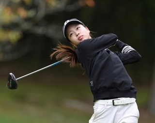 ２番、ティーショットを放つ日比野邑香＝小野東洋ＧＣ（撮影・中田匡峻）