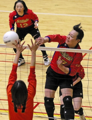 志方－ウエーブ　第２セット、強烈なスパイクを放つ志方の水野