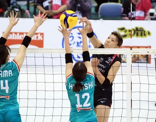 新加入ながらヴィクトリーナ姫路の攻撃をけん引する野中瑠衣＝１０日、おおきにアリーナ舞洲（撮影・丸山桃奈）