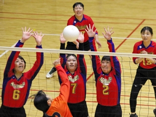 志方－ウエーブ　第１セット、守りを固める岡田（２）、香坂（６）ら志方の選手たち