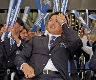 指名を受けた近大の阪上翔也外野手＝大阪府東大阪市の近大（撮影・中西幸大）