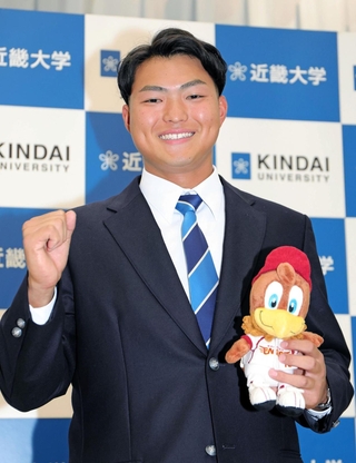 楽天７位指名を受け、ポーズを決める阪上翔也外野手＝大阪府東大阪市の近大東大阪キャンパス（撮影・中西幸大）