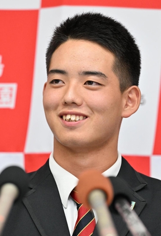 阪神から４位指名され、記者会見する神村学園・早瀬朔投手（西日本新聞社）