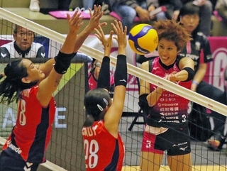 姫路-山形　第２セット、スパイクを放つ姫路の田中（３）