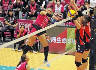 姫路-山形　第１セット、スパイクを打ち込む姫路のミンガルディ