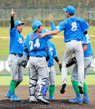 ５年ぶりの優勝を決め、マウンドに駆け寄る中村主将（左端）ら日亜鋼業ナイン＝姫路市ウインク