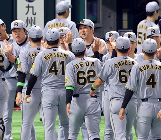 日本シリーズ第１戦で逆転勝ちし、ナインを迎える阪神・藤川球児監督（中央）＝25日夜、福岡市のみずほペイペイドーム（撮影・山口登）