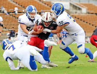 神戸大－関学大　第２クオーター、関学大ディフェンスに囲まれる神戸大のＱＢ宮田（中央）