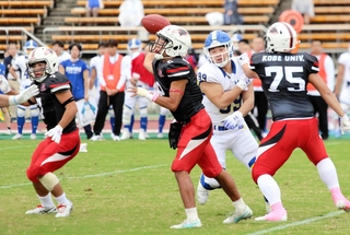 神戸大－関学大　第１クオーター、パスを投げる神戸大のＱＢ宮田（中央）