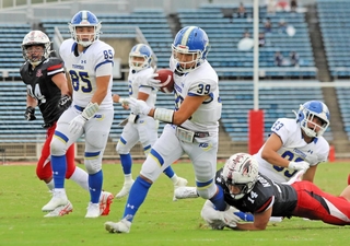 神戸大－関学大　第３クオーター、タッチダウンを奪う関学大のＲＢ深村（３９）