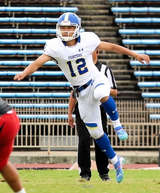 神戸大－関学大　第２クオーター、キックオフを蹴る関学大の大西（12）