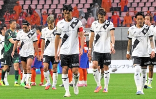 新潟－神戸　終了間際の失点で引き分けに終わり、うなだれる神戸イレブン
