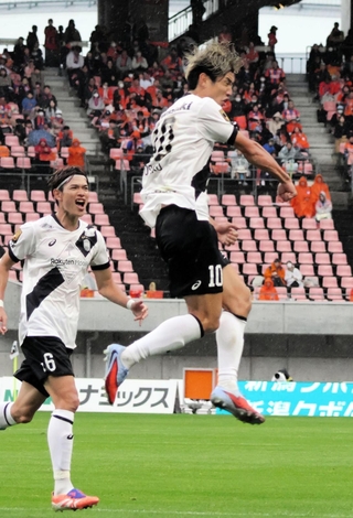 新潟－神戸　前半追加タイム、頭で先制点を挙げ、跳び上がって喜ぶ神戸の大迫（右）