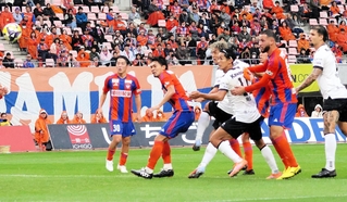 新潟－神戸　前半追加タイム、頭で先制点を挙げた神戸の大迫（右から５人目）＝デンカビッグスワンスタジアム