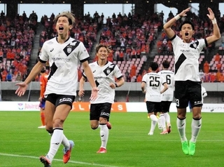 新潟-神戸　後半、ＰＫを決めて喜ぶ大迫（左端）