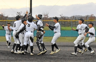 優勝を決め、笑顔で喜び合う加古川中部の選手たち＝神戸市北区、あじさいスタジアム北神戸