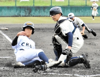 加古川中部-大津　２回裏加古川中部１死一、三塁、杣友のバントが敵失を誘い、三塁から植本が生還、３-２と勝ち越す（捕手・岸）