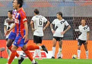 新潟－神戸　後半４５分、同点に追いつかれてうなだれる神戸イレブン＝デンカビッグスワンスタジアム