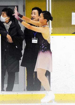 演技前に観客席の子どもに手を振る坂本花織＝尼崎スポーツの森