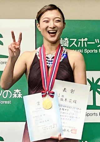 全兵庫選手権の表彰台で笑顔を見せる坂本花織＝尼崎スポーツの森