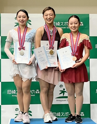 全兵庫選手権の表彰台で笑顔を見せる坂本花織（中央）と２位の三宅咲綺（左）、３位の池田あい＝尼崎スポーツの森