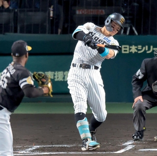 阪神-ソフトバンク　１回裏阪神２死一塁、佐藤輝明が右越えに適時二塁打を放ち１-０と先制する＝甲子園球場（撮影・吉田敦史）