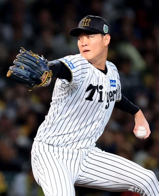 阪神-ソフトバンク　６回、継投でマウンドに上がった及川＝２８日夜、西宮市の甲子園球場（撮影・丸山桃奈）