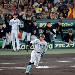 阪神-ソフトバンク　１回裏阪神２死一塁、佐藤輝明が右越えに適時二塁打を放ち１-０と先制する＝西宮市の甲子園球場（撮影・吉田敦史）