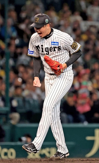 阪神-ソフトバンク　３回表２死一、二塁のピンチを切り抜け、おたけびを上げる阪神・才木＝２８日夜、西宮市の甲子園球場（撮影・丸山桃奈）