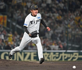 ５回、ソフトバンク・周東の打球を受け、跳ね返ったボールを追う阪神・高橋。このまま降板となる（撮影・大田将之）