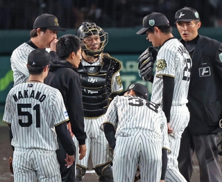 ５回ソフトバンク１死、周東の打球を受けて降板となった阪神・高橋（右から２人目）＝撮影・鈴木雅之