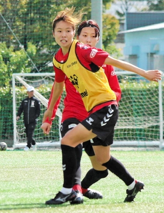 ＩＮＡＣ神戸の前線で存在感を放つＭＦ愛川陽菜（手前）＝神戸市東灘区、神戸レディースフットボールセンター
