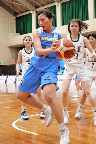 今季成長株として期待され、ホーム初戦の勝利に貢献した姫路の若林（中央）＝２５日、品川リフラ赤穂市民総合体育館