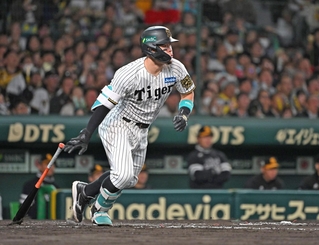 ８回阪神１死一、二塁、佐藤輝が中前に適時打を放つ＝甲子園（撮影・大田将之） 