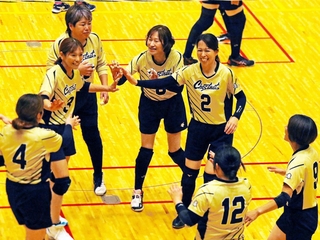 上甲子園－チェスナッツ　第１セット、得点を喜ぶチェスナッツの選手たち