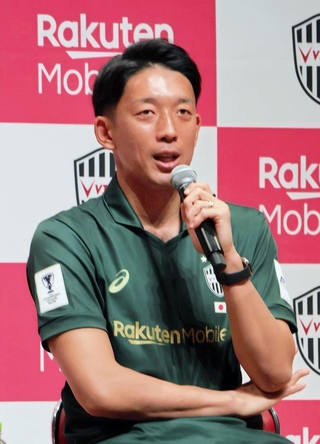 トークイベントで参加者の質問に丁寧に答えた神戸の権田修一＝神戸市中央区、ハーバーホール