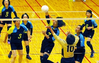 上甲子園－チェスナッツ　第１セット、スパイクを打ち込む上甲子園の高松（７）