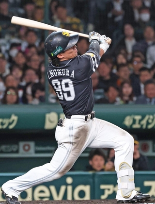 １１回ソフトバンク無死から、本塁打を放つ野村（撮影・鈴木雅之）