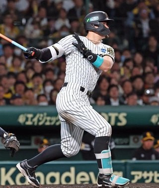 ５回阪神２死一、二塁、５試合連続となる適時打を放つ佐藤輝（撮影・鈴木雅之）